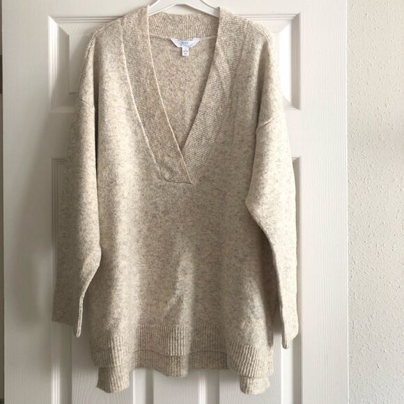 Women’s V-neck Oatmeal Sweater - Picture 6 of 8